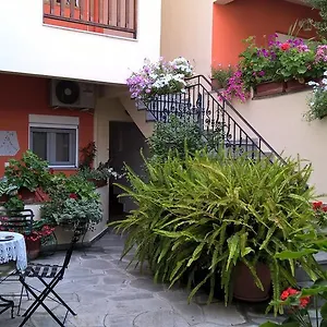 κάντε κράτηση εδώ